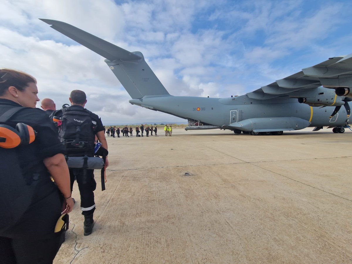 Defensagob's tweet photo. Un equipo USAR de la @UMEgob, compuesto por 56 militares y 4 perros, ha despegado hoy desde la Base Aérea de Zaragoza hacia Marrakech, en un A400 del @EjercitoAire, para colaborar en la búsqueda y rescate de supervivientes del devastador terremoto sufrido en país vecino, #Marruecos
Todo nuestro cariño, apoyo y solidaridad con el pueblo de Marruecos ante esta terrible tragedia.