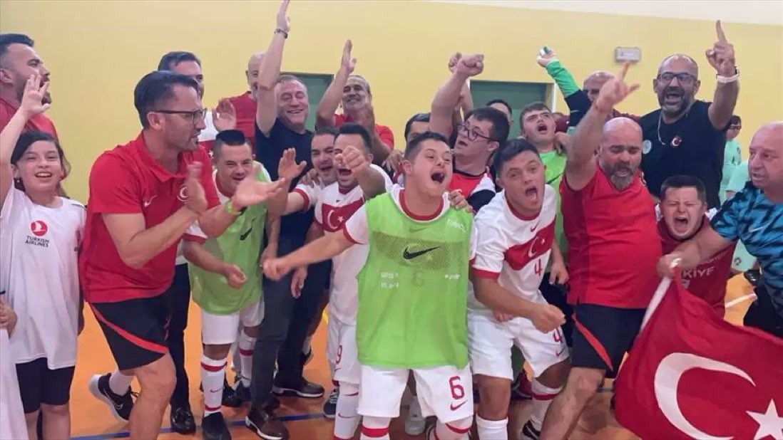 borsakahini's tweet photo. Down Sendromlu Futsal Milli Takımı, Portekiz'i 2-1 yenerek Avrupa şampiyonu oldu. 🇹🇷🇹🇷🇹🇷 https://t.co/ZuKjcObnDv