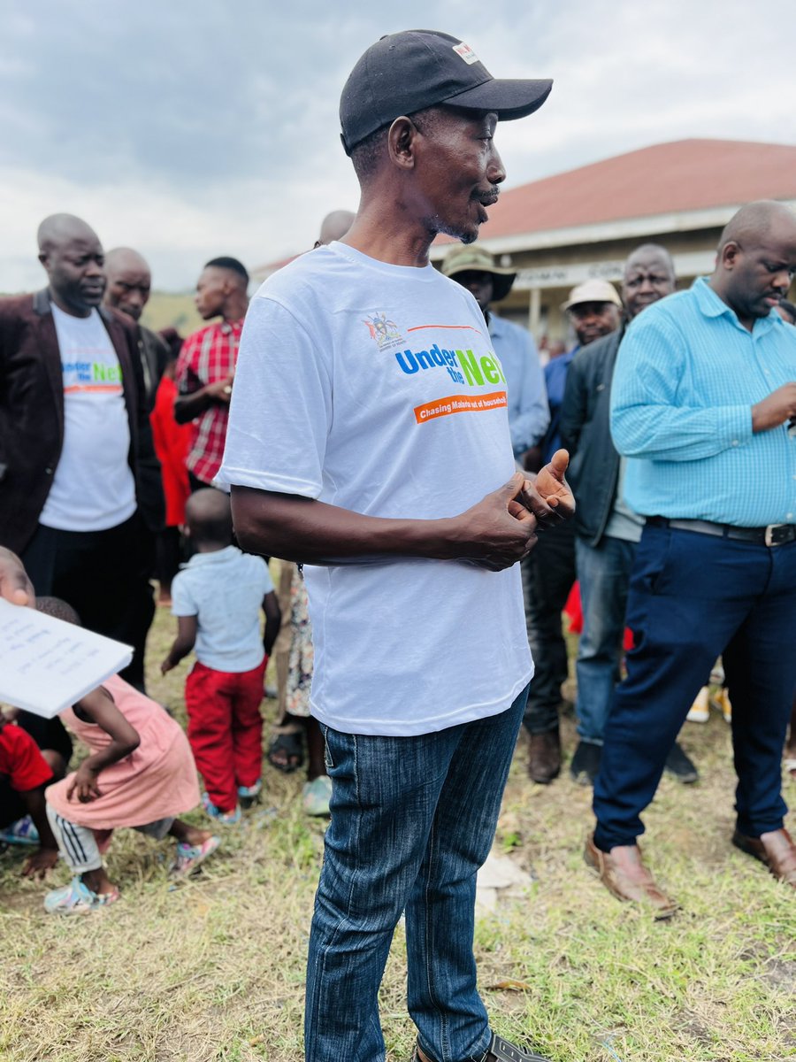 akenatoday's tweet photo. In Rwampara town council, bed nets are being handed over to the population to protect Ugandans against malaria. This initiative is symbolic of @MinofHealthUG and the Ugandan government's efforts to reduce the burden of the disease.
#SleepUnderTheNetUg https://t.co/aQ7lYaN74b