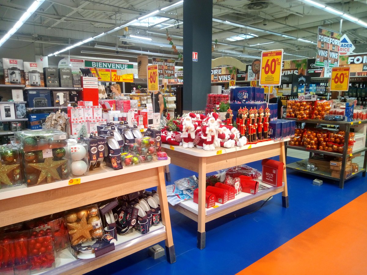 BattleWeather's tweet photo. "Noel est arrive"
 in Poitiers during the Summer sale at Casino supermarket...! https://t.co/bHBMQUxN4e