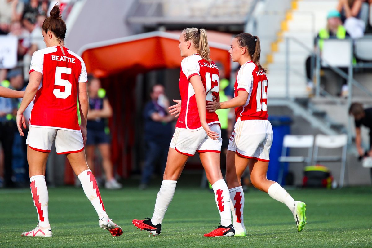 mia_eriksson's tweet photo. Along the sideline as a photographer during a penalty shoot-out in the #UWCL qualifications first round 📸

Katie McCabe, what a character and leader. Details, yet not details, that too rarely get talked about. https://t.co/LDqxVqNtoA