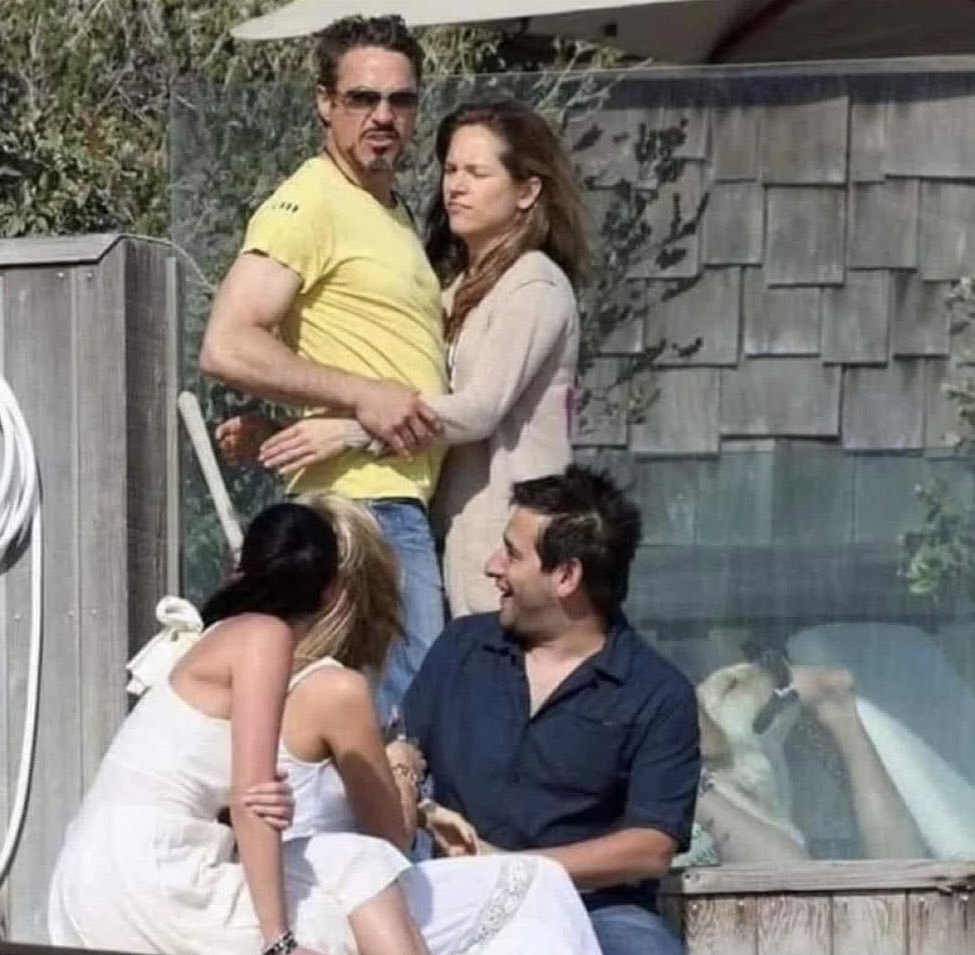 Droghiere's tweet photo. Che diavolo sta facendo il cane di Robert Downey Jr??! https://t.co/AWbmIpRYu2