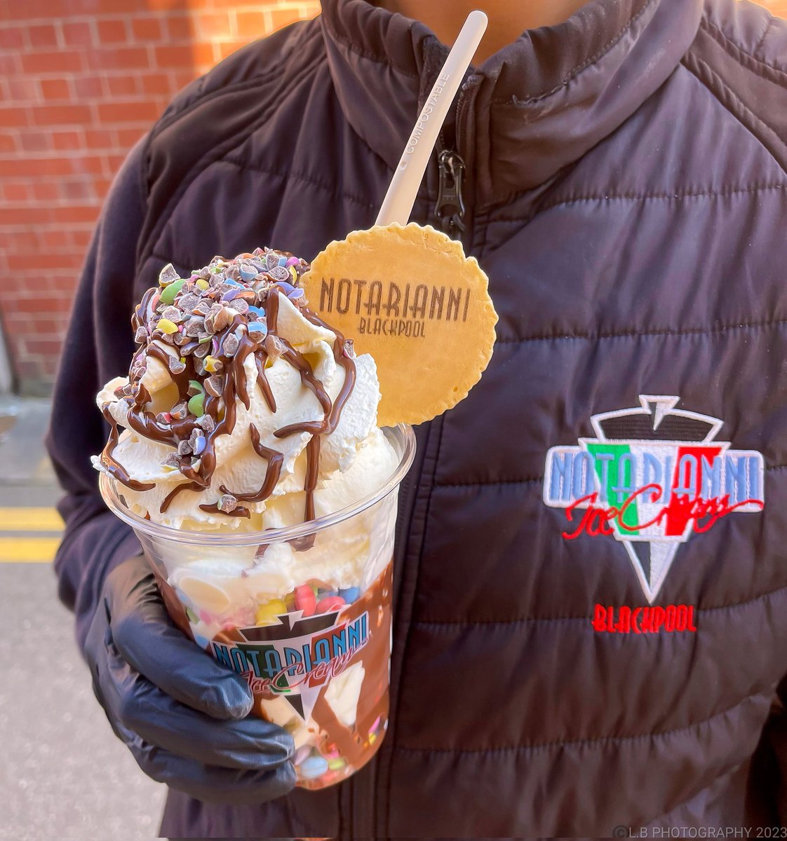 PositiveLee7's tweet photo. Smarty Sundee on a Sunday 😋 #Blackpool #notarianniicesblackpool #smarty #sundee #Sunday #icecream #VisitBlackpool #bbcnorthwest #granadareports #visitfyldecoast https://t.co/7pDHMGnfA1