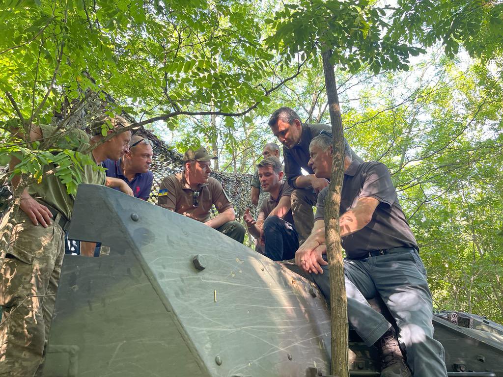 MarcusFaber's tweet image. Liebe Freunde,

auf eine Frontlänge, die in Mitteleuropa von Flensburg bis Mailand reichen würde, haben wir 18 #Leopard2 zur Hilfe geschickt. Diese 5 % unseres Bestands sind weder ausreichend noch können sie der #Ukraine flächendeckend helfen. Es braucht mehr Unterstützung.