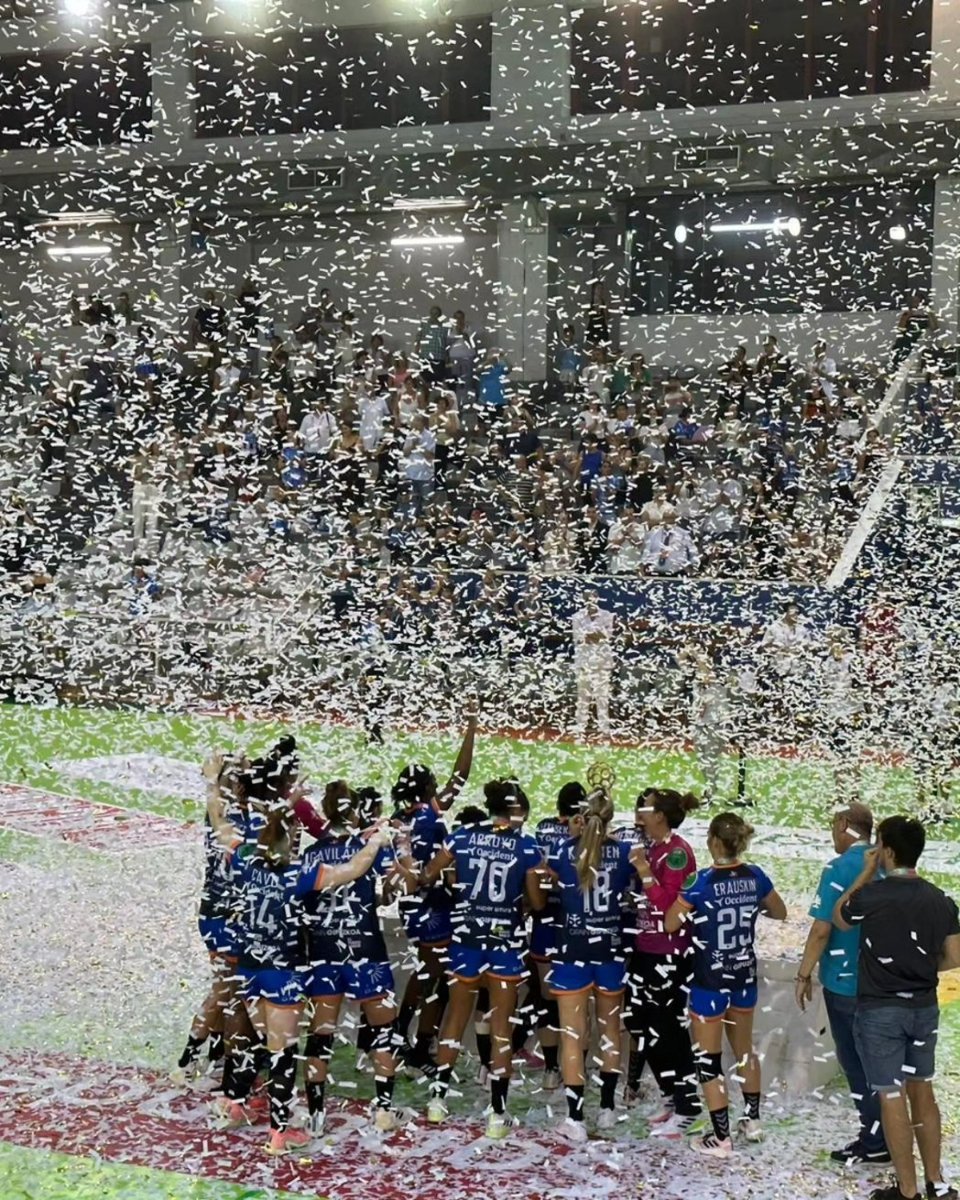 Zorionak <a href="/BalonmaBeraBera/">super amara Bera Bera</a>!!!! ¡Campeonas de la #supercopaibéricafemenina! Kopa etxean gelditzen da!!!

#indarurdina
¡El mejor equipo del mundo y la mejor afición del mundo!