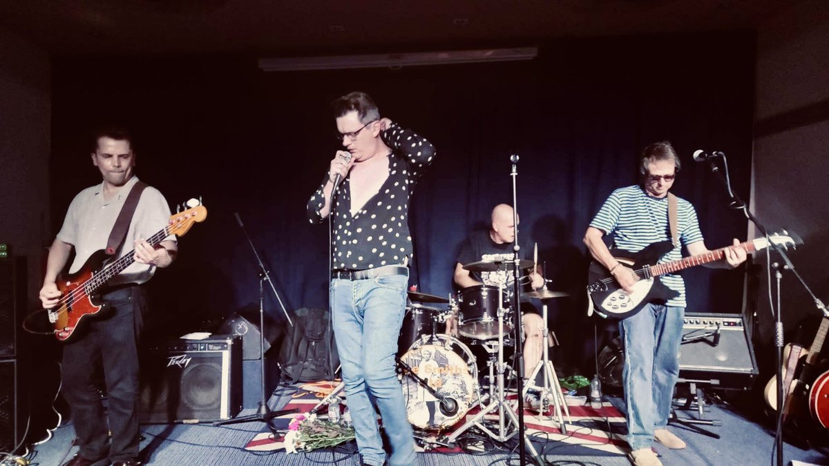 Thanks The Sound Lounge - Darwen packed to the brim! We loved it. We will be back x #thesmiths #thesmithsutd #thischarmingsound #darwen
Pic by CarolAnn