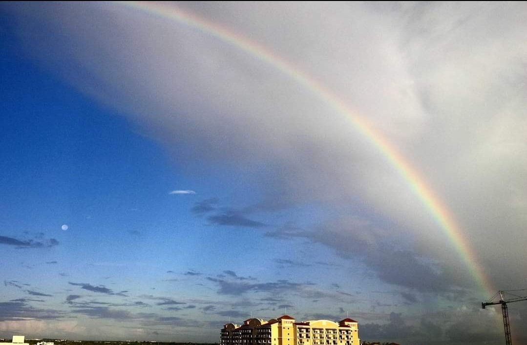 YUCare2FindMe's tweet image. This pic came up on my Facebook memories from 2014, one of my faves. 

The #moon, a #rainbow and a #stormcloud over #Miami.
