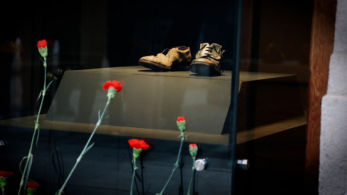 Esta mañana, el Pdte. <a href="/GabrielBoric/">Gabriel Boric Font</a> develó el memorial en honor al Pdte. Salvador Allende en Morandé 80, puerta que simboliza el caminar de un demócrata, a quien hoy honramos y recordamos. A #50AñosDelGolpe y todos los días, #DemocraciaSiempre 🌹