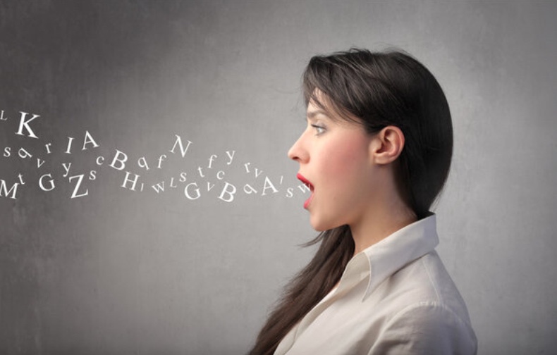 “Quien siempre habla y nunca calla dice muchas insensateces. La lengua ligera ocasiona problemas y a menudo menosprecia al hombre”. 

Proverbio vikingo.