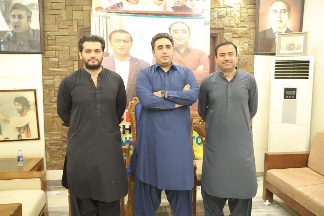 FaheemSattarDal's tweet image. Chairman PPP @BBhuttoZardari meeting with President #PYOSindh @JavedNLaghari &amp;amp; Information Secretary #PYOSindh @taimoormaheraly at Senator Moula Bux Chandio House Hyderabad. 
#عوام_کی_پکار_بلاول