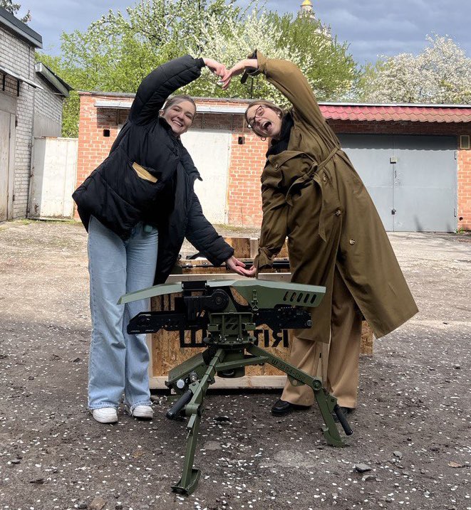 lvivplast's tweet photo. На першому фото – наші Таня та Аня 💚

На другому фото – наш пан Борис Джонсон 😁

Здавалось би, що їх обʼєднує?

Правильно, бойові турелі з дистанційним керуванням, які ми передавали бійцям. 
І які, як бачимо, схвалює Джонсон 😎

 Маєм добрий смак, ну 😉 https://t.co/OtrZg21ZsL