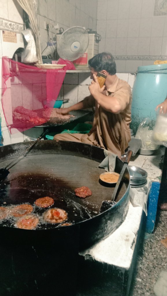Adnan__Asim's tweet photo. #chappalkabab #desifood  #pakistan #lalkurti https://t.co/XBe6VDUpUX