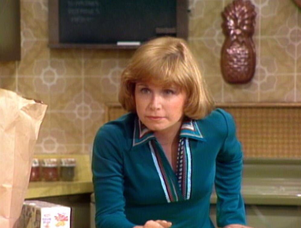 shortyblueyes5's tweet photo. #TheWrongMan Bonnie Franklin, best known for her role as Ann Romano in One Day at a Time (1975), and Tuesday Weld, appear in uncredited roles as the giggling girls in a doorway when Manny goes looking for alibi witnesses. Nobody ages in #NoirAlley. #TCMParty #MovieExtras https://t.co/K4KmXde2Bj
