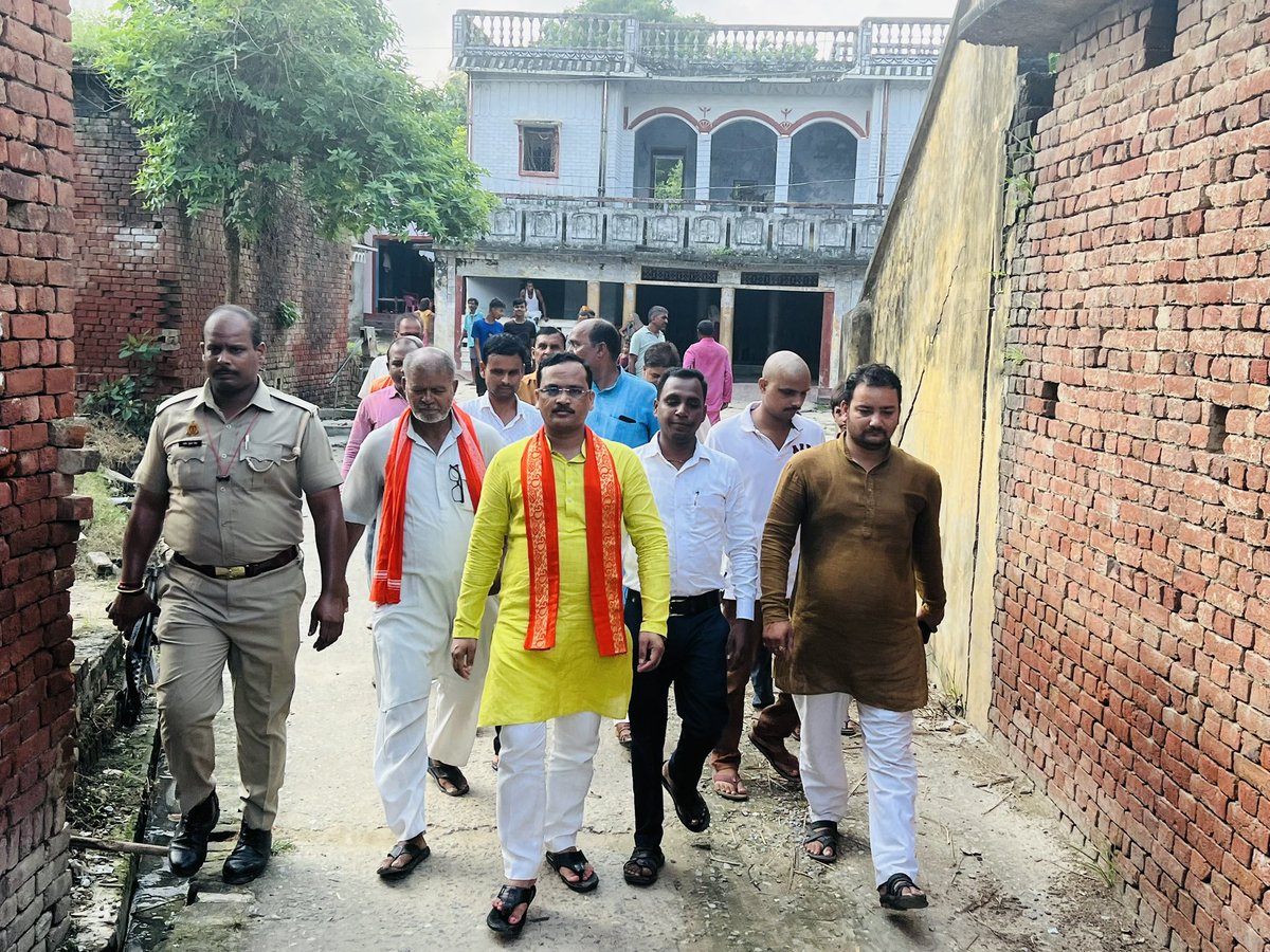 mlasurendra's tweet photo. "मेरी माटी मेरा देश" अभियान के अंतर्गत विधानसभा क्षेत्र के बरियारपुर मण्डल में ग्रामसभा नोनिया छापर,भडसरा, व भटनी मण्डल के ग्रामसभा सकरापार,भरहे चौराहा, सवरेजी, दनउर में आयोजित अमृत कलश जनजागरण यात्रा में शामिल होकर मिट्टी इकट्ठा किया। @BJP4UP @idharampalsingh @blsanthosh https://t.co/pasBGXb8WR