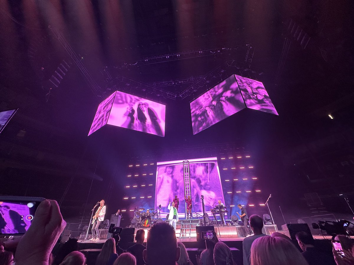 riogirl45's tweet photo. @duranduran @PPGPaintsArena Thank you for an incredible night!! ❤️💕 #duranlive https://t.co/iImgckjr3x