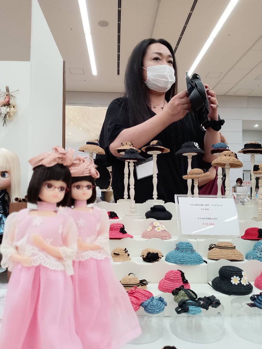 empress_jitou's tweet photo. 普段は銀座松屋でPOPUPショップを開く帽子デザイナーKEIKO IGATA先生。そのKEIKO先生の年に数度のドールDayの販売お手伝いを。

ハウスマヌカン(古語)気分がこんなに楽しいとは！爆売れするお帽子を箱に入れたり、いらっしゃいませぇ！ご覧になってぇ！とか言ったり、楽しすぎ！

#DS70 #ドールショウ https://t.co/wHCNnNxc8Z