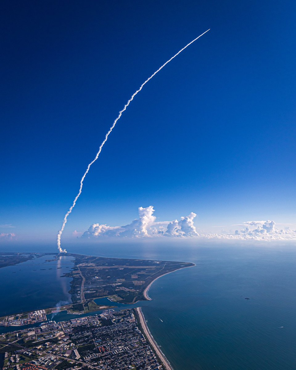 AGPfoto's tweet photo. Clear skies this morning for an incredible Atlas V rocket launch! Perfect positioning 5,000 feet above the Space Coast!
@ulalaunch @torybruno https://t.co/3XF87gezXl