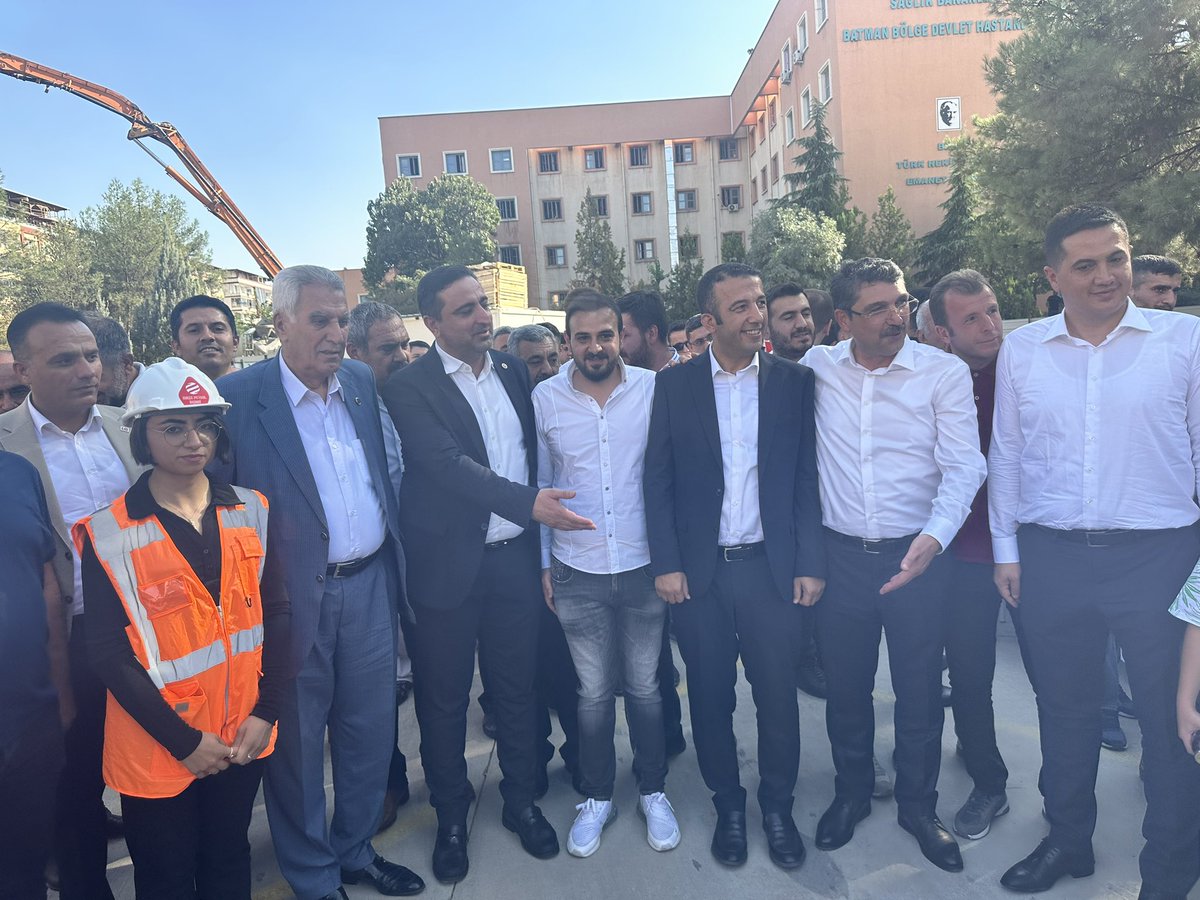 72mazecan's tweet photo. BATMAN ONKOLOJİ HASTANESİ TEMEL ATMA TÖRENİ BATMANIMIZA HAYIRLI OLSUN…@batmanvaliligi @fnasiroglu @AvSerkanRamanli @72akpartibatman @Batmantso @a_kadirdemir https://t.co/KhzGzIxzXs