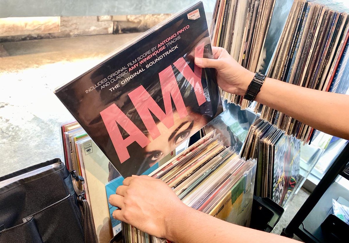 ไปคาเฟ่ @lazebkk วันนี้มีดีเจมาเปิดแผ่นเสียง theme cinebeat (ost) เพลงจากหนัง มีเพลงที่ชอบเยอะเลย กับได้เพลลิสใหม่ไปเพิ่มด้วย☺️ ชอบตอนที่ดีเจเปิดแต่ละเพลงแล้วก็โชว์ปกแผ่นเสียงไปด้วยเหมือนดูโปสเตอร์หนัง ดีใจเหมือนได้มาเติมเต็มวันหยุด💖