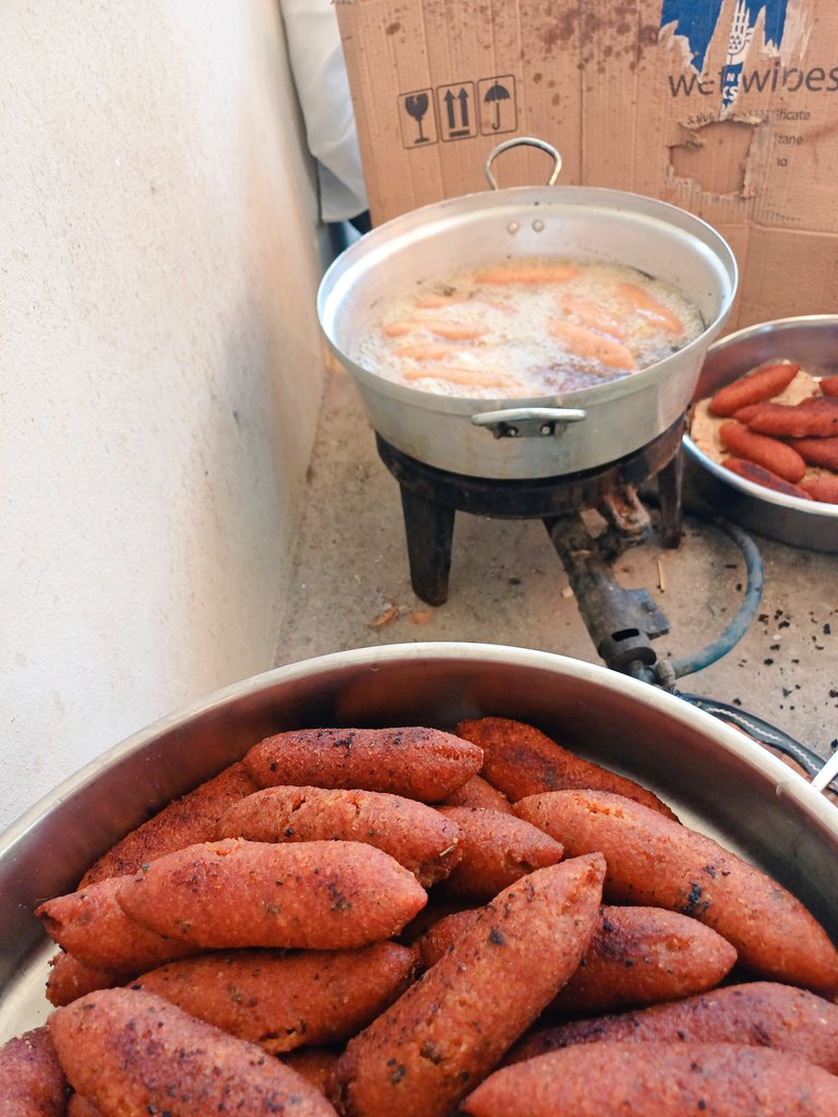 BirDeli92's tweet photo. -Memlekket neresi?
-Hatay..
-Yemekleri felan cok guzel sen yapabiliyor musun içli kofte felan 😀😀

Çok güzel yerim  ben müsadenizle..😋😋

#Antakya #oruk #içliköfte #kibbi #kurus https://t.co/b89lexr9Qw