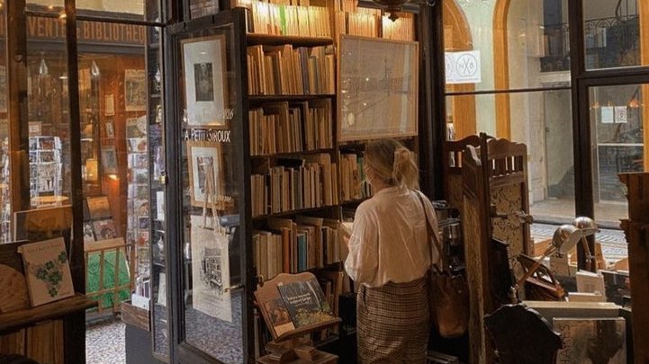 malusokay's tweet photo. Going to the bookstore 🍂 https://t.co/GBiSxL0h0U