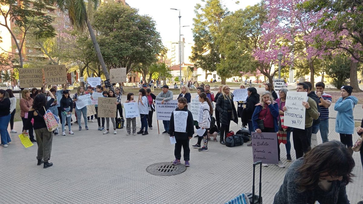 RaquelZurb's tweet photo. @OFDArgentina @LuisNardo8 #bastadefalsasdenuncias
#SantaFePresente https://t.co/1myYJmVFKW