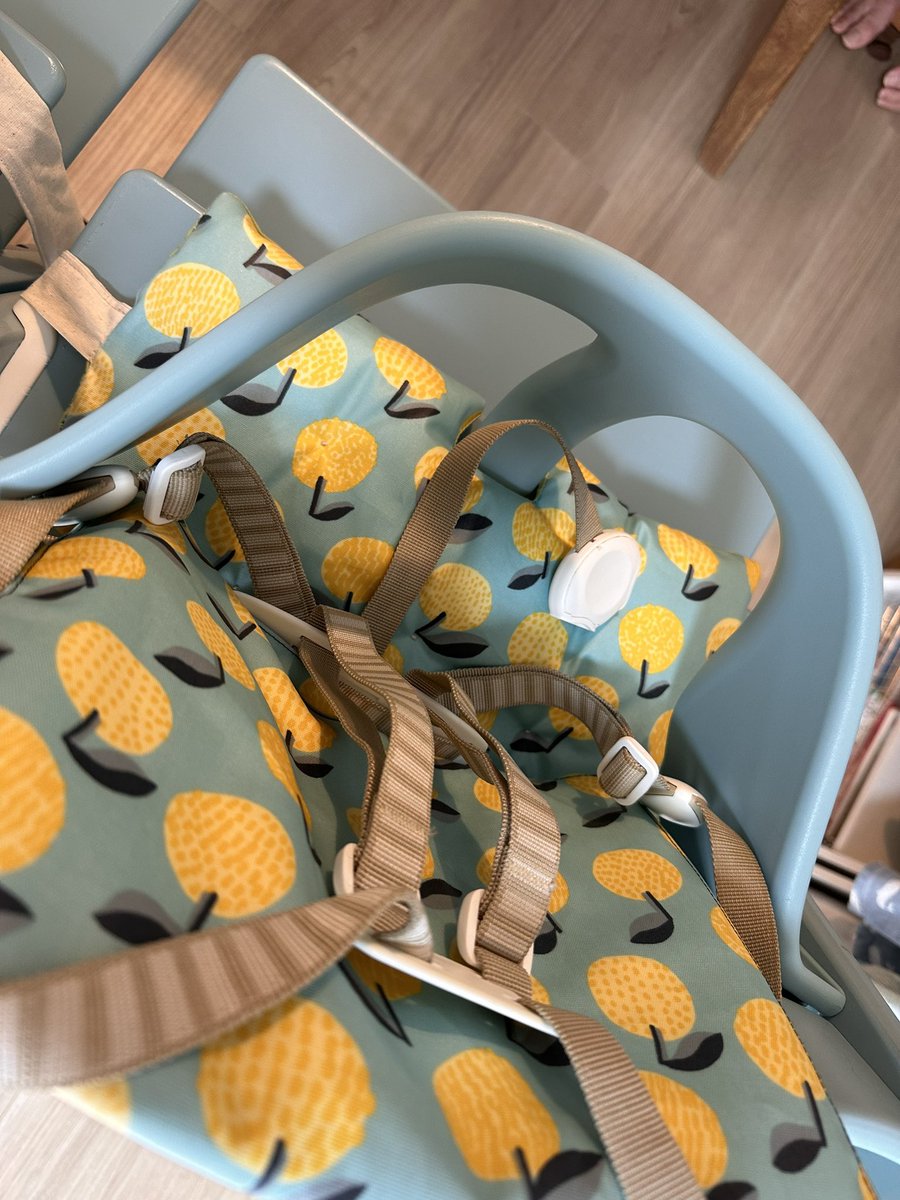lanlanland's tweet photo. トリップトラップをメルカリで集めて柄布でクッション手作り🪡 ベビーセットありでも使いたくて型紙自作！
もち達に離乳食楽しんでくれたら嬉しいし、北欧インテリア増えて幸せです🥣🇫🇮 https://t.co/VdHyxa20Y7