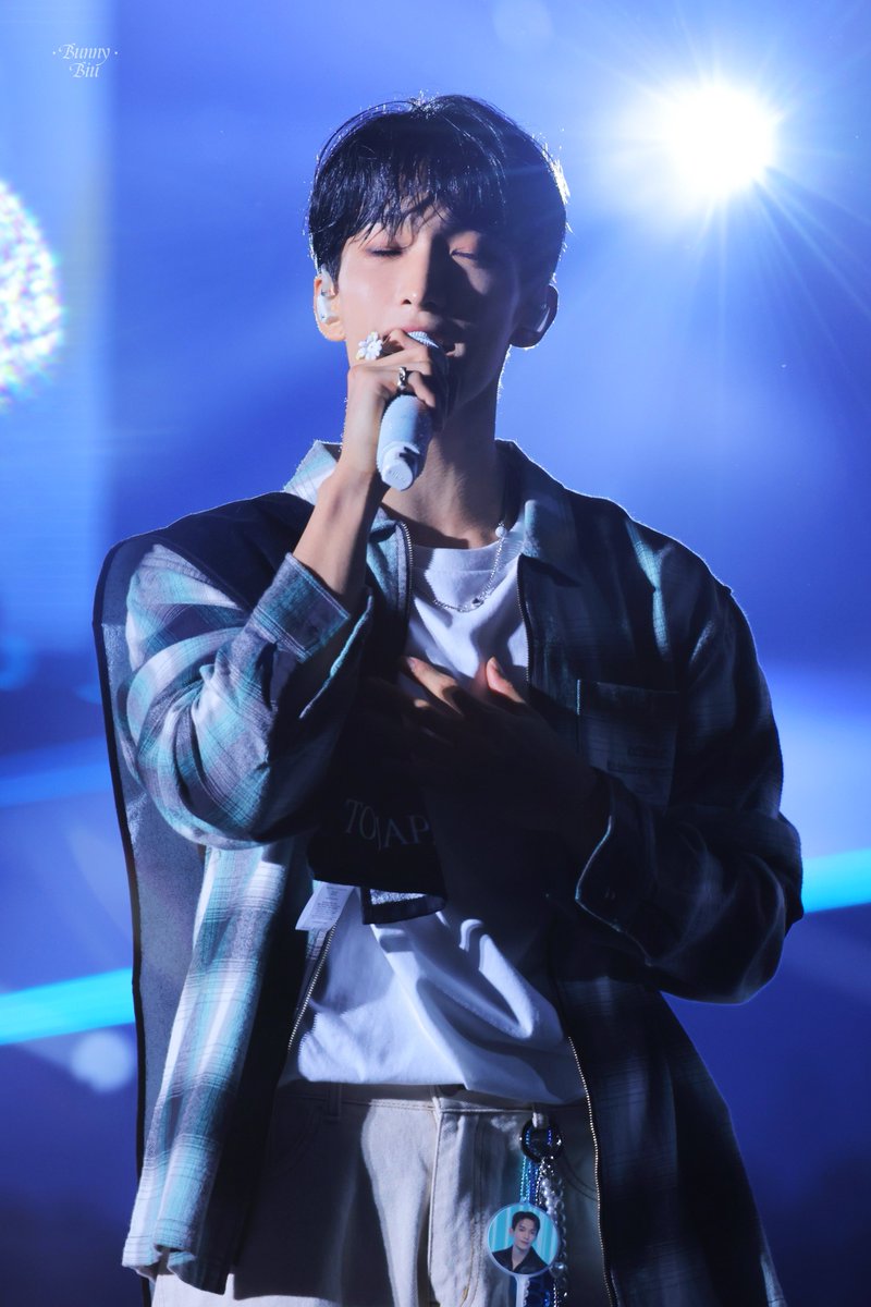 bunny0218_jagi's tweet photo. 230907 FOLLOW TO TOKYO
노래 부르는 석민이 제일 멋져

#세븐틴      #도겸 #이석민 
#SEVENTEEN      #DOKYEOM https://t.co/t8iWtffbiL