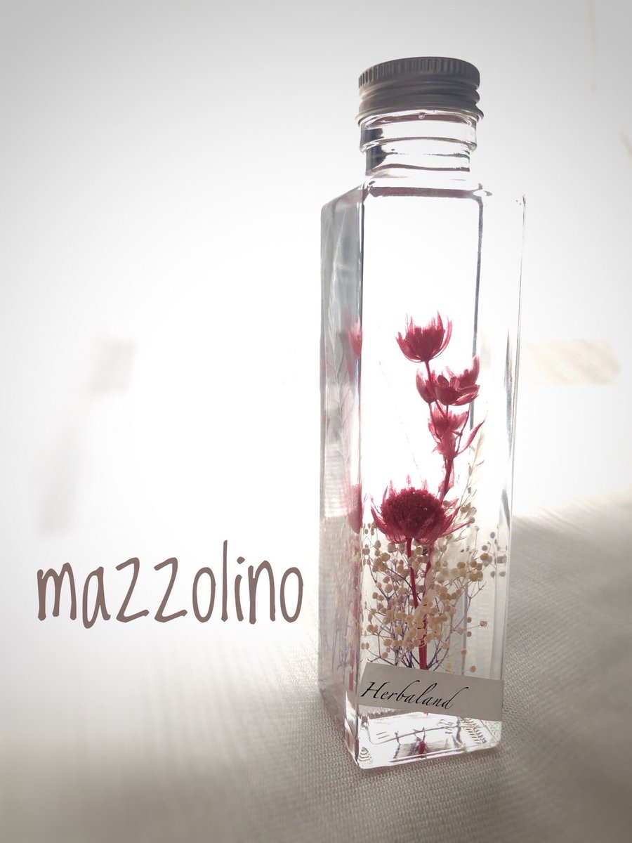 Mazzolino_Chie's tweet photo. 👏毎年恒例の自身の技術見直しTime👏 

色見本にした時からずっとやりたかったアトランティスの一輪挿し💕

白の「ヒメワラビ」入れたんだけど…
見事に光源で姿が消えた…😫
まだまだ写真撮るの下手くそ過ぎる📷

#日本ハーバリウム協会
#ハーバランド
#herbaland
#ハーバリウム
#自分作品
#mazzolino https://t.co/dSq6xoDc16