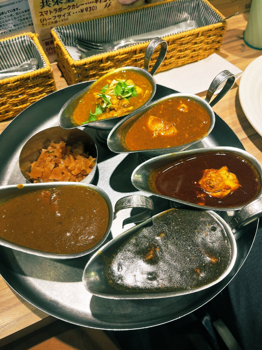 有楽町イトシア地下にある東京カレー屋名店会の5店盛。有名店のカレーが一度に食べられて最高でした。
🍛エチオピアの豆カレー
🍛デリーカシミールカレー
🍛東京スリランカチキンカレー
🍛共栄堂のスマトラカレー
🍛ドンピエールの欧風カレー