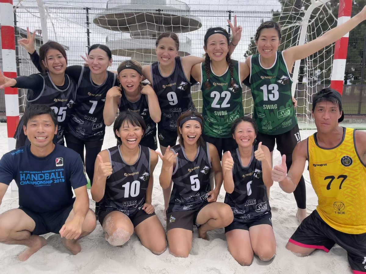 ntm_sb_22's tweet photo. ビーチハンドボール全日本選手権大会
優勝🏆

SWAGを応援してくださった皆さん本当にありがとうございました🫶🏻

ビーチハンドボーラーの皆さん2日間お疲れ様でした！！☀️⛱️

#王座奪還
#ビーチハンドボール 
#ビーチハンドボール全日本選手権大会
#碧南ビーチ
#BeachHandball
#SWAG https://t.co/Ut7TZqI8ER