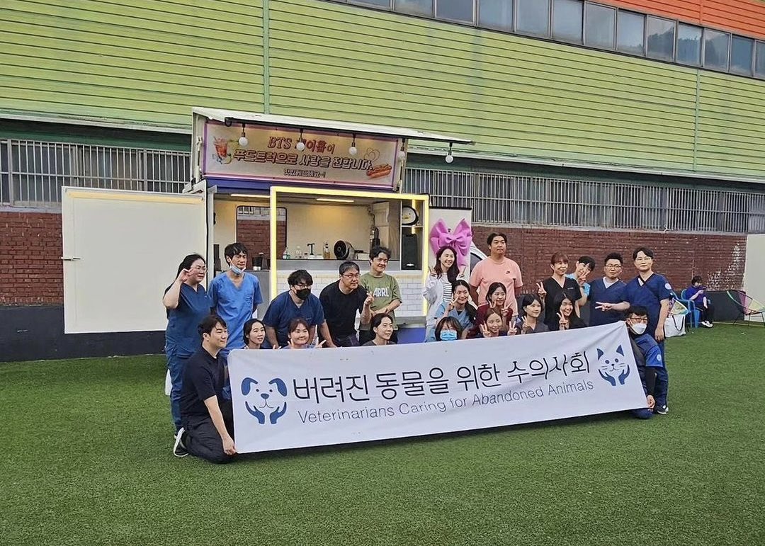hoseokiepedia's tweet photo. #jhope sent snacks and drinks to volunteers from Veterinarians Caring for Abandoned Animals who conducted neutering surgery to the dogs under Paran Korea’s care.

The shelter is the same one Hobi secretly donated to in the past couple of years. https://t.co/bTpWYNjUf0