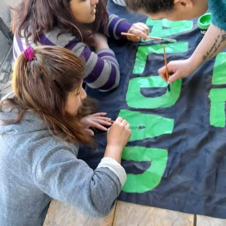 Banderas de mi corazón. 

MPA Comodoro Rivadavia, Chubut.

La militancia, el abrazo, la lucha, la esperanza, el compromiso, los sueños de un Pueblo Feliz.