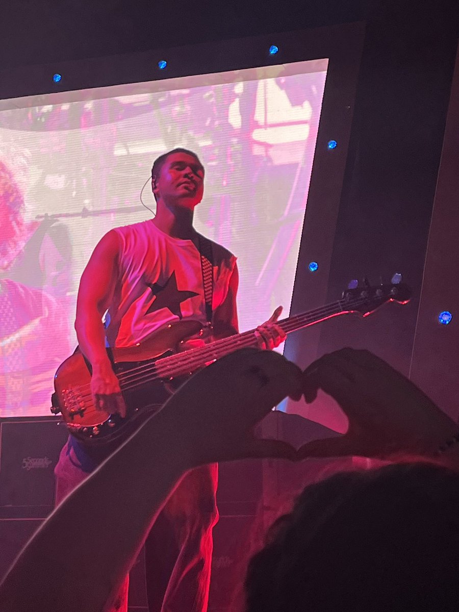 Tha5SOSFamily's tweet photo. Calum on stage last night (@latenightlinds) https://t.co/McqdoYxVuq