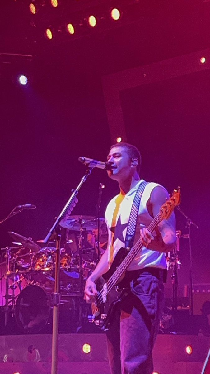 Tha5SOSFamily's tweet photo. Calum on stage last night (@latenightlinds) https://t.co/McqdoYxVuq
