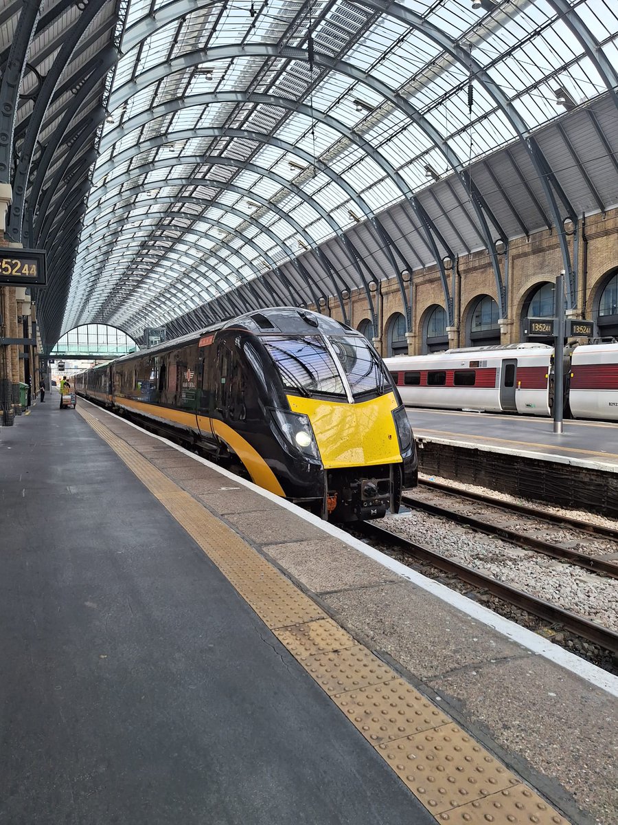 susan_comerie's tweet image. Just a distant memory now, some shots of my son's favourite trains @GC_Rail #Class180 taken at London Kings Cross on Friday 🙂 I fear another trip has got to be planned so he can see the 180110 there 😅 not the most reliable or everyone's cup of tea I know 😆 but he loves them 🖤