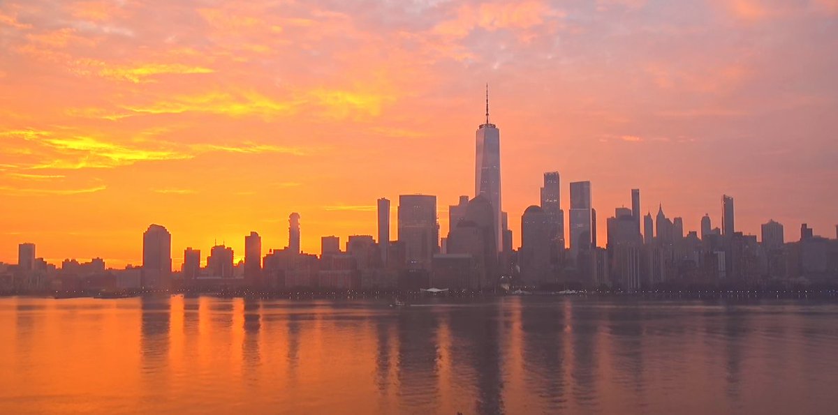 🔥🔥🔥That sunrise 🔥🔥🔥

#NYC #sunrise
