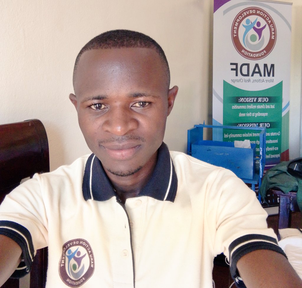 Maru_foundation's tweet photo. First was the #ClimateCafeJaz that the @Maru_foundation hosted in @KaseseUg, w/c brought both young & older people to inform local actions
The @fon_xyz went ahead to introduce the #BaFON which had our T/L @marule_fred participating
Now the awards #Facilitator | #Consultant 🎉 https://t.co/IQSYX4kisa