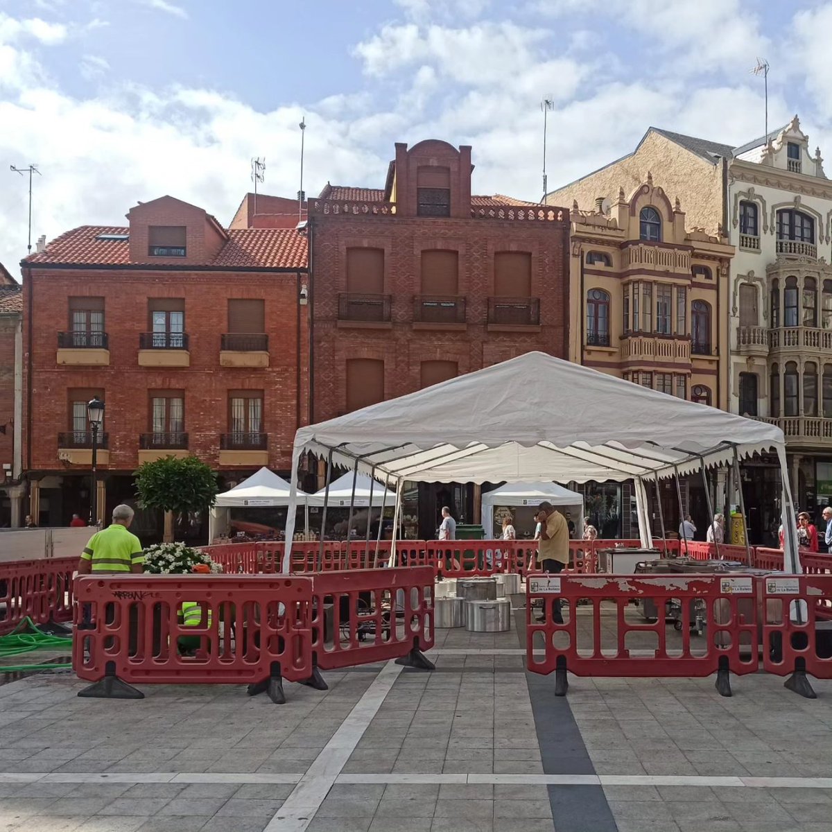 alubiadebaneza's tweet photo. Las #AlubiasDeLaBañezaLeón ya estÔn en los fogones y en un rato comenzarÔ el reparto en la #Alubiada de #LaBañeza.
”Os esperamos!.
Muchas gracias #AceitesAbril por vuestra colaboración. https://t.co/iU5QXvVY7N