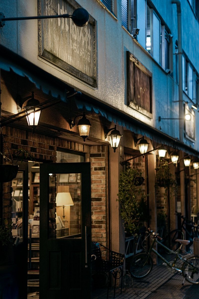 keibunshabooks's tweet photo. 閉店間際の恵文社。店内のランプと外燈のやさしい灯りが心も温かくしてくれるような、日中とはまた異なる趣があります。 https://t.co/AaDaSp1Far