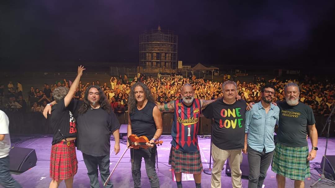 Che serata alla #ReggiadiCarditello per il #WIMBYfest insieme a <a href="/bandabardotweet/">bandabardò</a> <a href="/99Posse/">99Posse</a> ed RFC
Grazie a tutti! 

#modenacityramblers #mcr #altomaretour2023 #altomare #daicandom #letsgoramblers