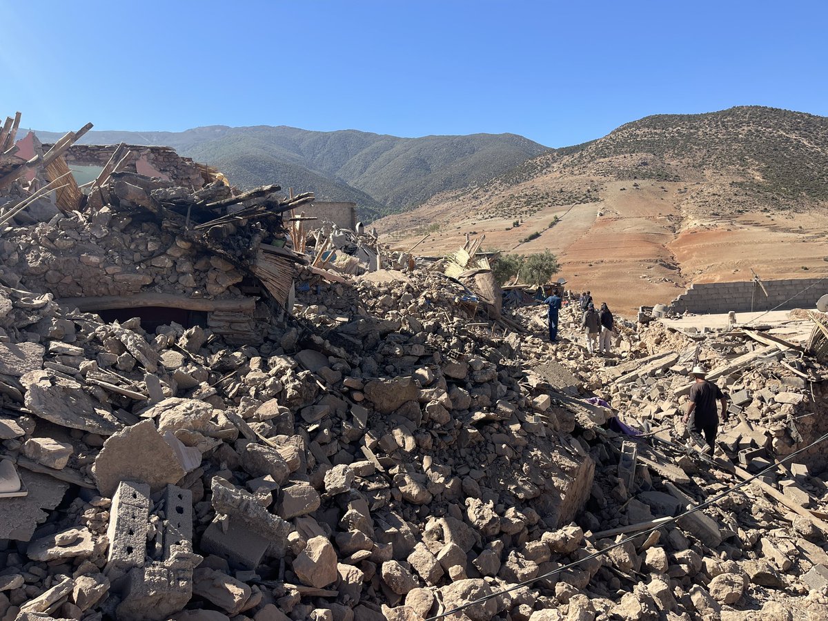 Desolación absoluta en el Atlas. Aldeas enteras arrasadas. Una mujer nos cuenta que hay 18 familiares bajo las ruinas de su casa. Tienen que sacarlos con sus propias manos. 48h después del terremoto en Marruecos, no les ha llegado ayuda.