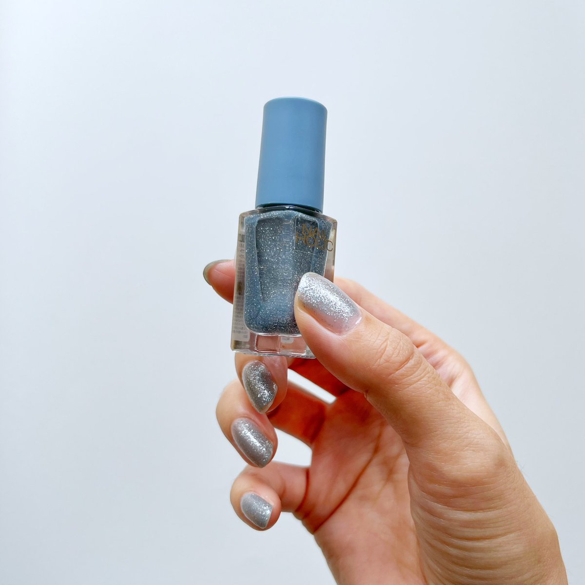 polishpond's tweet photo. GY063 / NAILHOLIC

ブルーグレーに明るいシルバーラメという、落ち着き×きらめき な組み合わせがとても気に入っているポリ。自分の手元がエレガントに見える。

#セルフネイル #NAILHOLIC https://t.co/3q1AFi2s5a