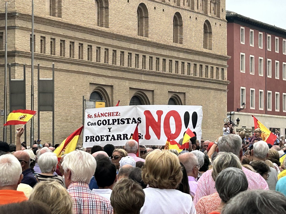 TeresaBlasco2's tweet photo. Manifestación anti amnistía. Zaragoza se vuelca contra la amnistía. https://t.co/r4HKHBYc3W