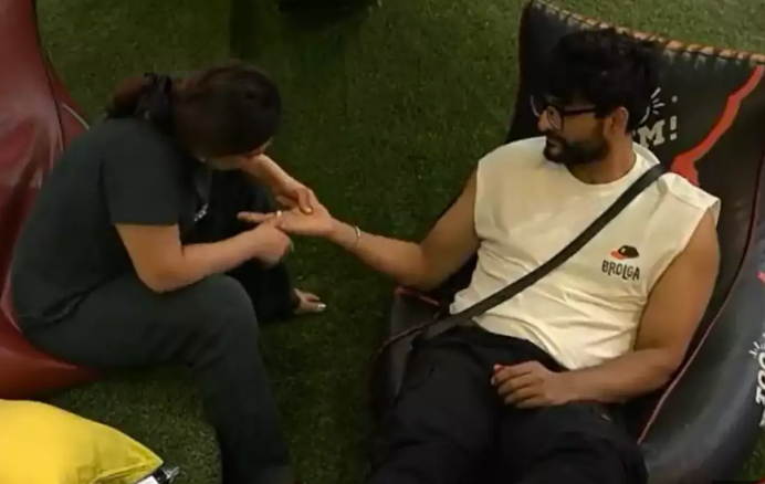 ColorsTimely's tweet photo. Please my #Bebishek heart. Follow/Unfollow game  feels like they're in Bigg Boss all over again. Babitaa jiiiiiii https://t.co/qHabKOYO2n