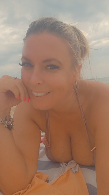 Lazy beach days are the best days https://t.co/9Xh5YvfMmr