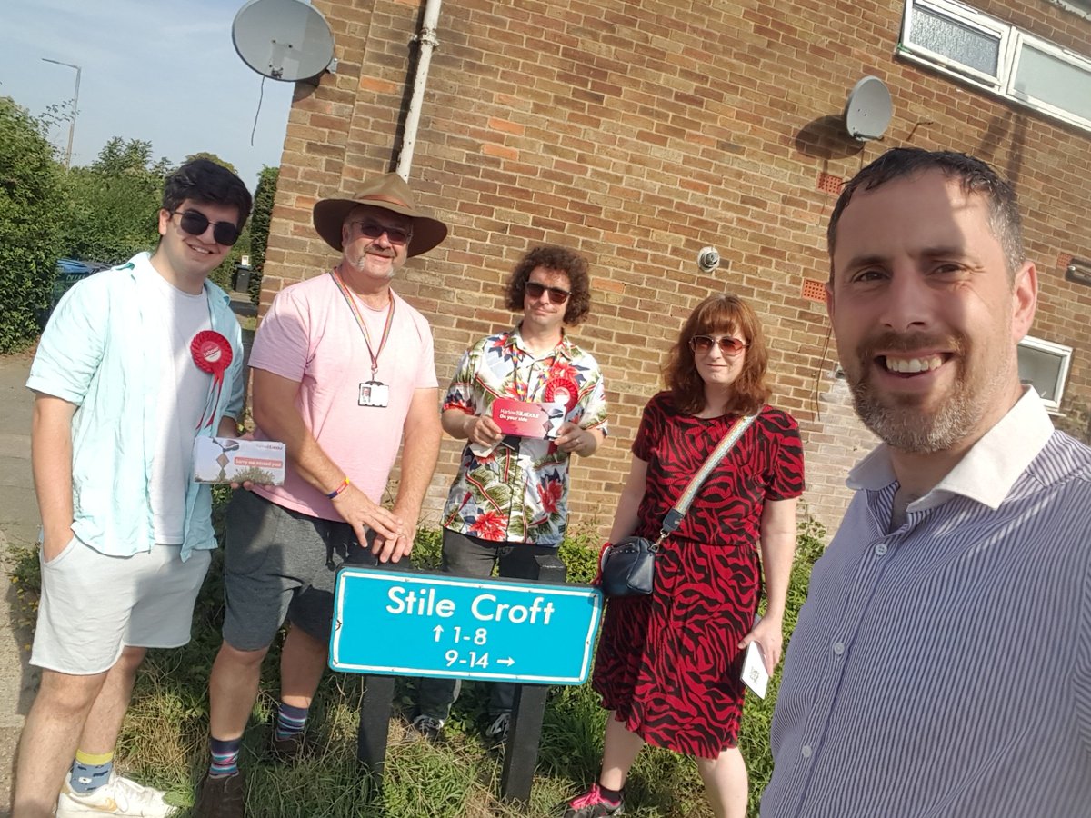 A good morning listening to residents in Bush Fair with local Cllr @jodidunne10 this morning.  #labourdoorstep #Harlow @essexlabour @CaraSheridanA  @JamesGriggs512  @@harlowlabour