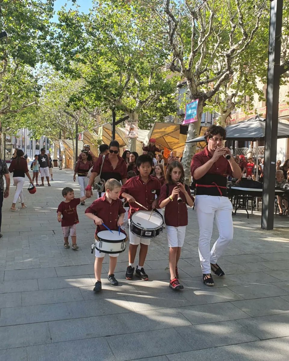 XerricsOlot's tweet photo. @XerricsOlot ahir a la #diada #fdt23 a @Olotuit vam fer pd4,id4d7,id4d7,4d6,3d7,5d6,pd5,pd4f de #mainada.Felicitats per una gran diada amb plaça plena!Molt agraïts a @SagalsdOsona
i @Marrecs per venir i per l'ajuda a pinyes!#castells #castellers #castelleres #músics #setde7 #olot https://t.co/2Y2IXdlBm4
