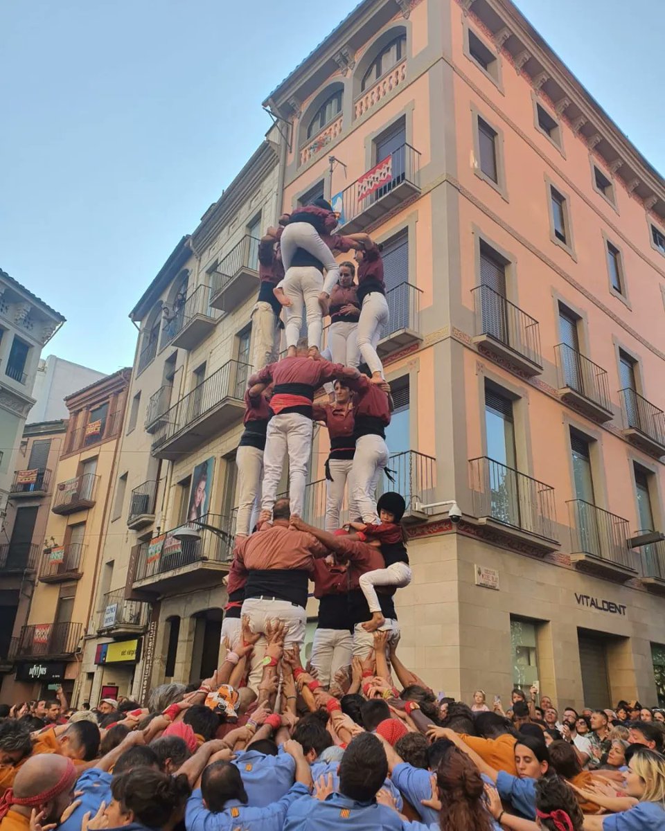 XerricsOlot's tweet photo. @XerricsOlot ahir a la #diada #fdt23 a @Olotuit vam fer pd4,id4d7,id4d7,4d6,3d7,5d6,pd5,pd4f de #mainada.Felicitats per una gran diada amb plaça plena!Molt agraïts a @SagalsdOsona
i @Marrecs per venir i per l'ajuda a pinyes!#castells #castellers #castelleres #músics #setde7 #olot https://t.co/2Y2IXdlBm4