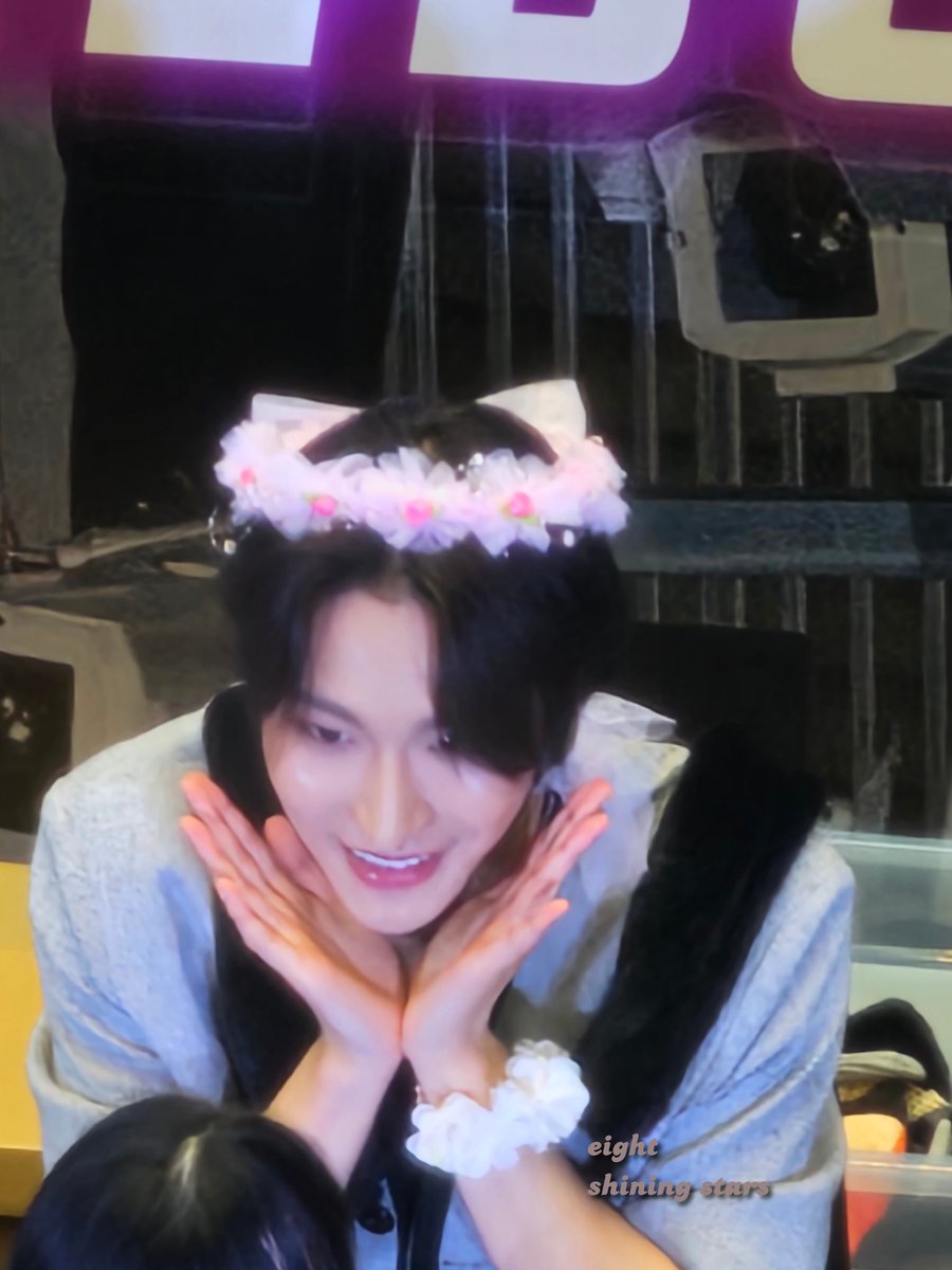 8shinestars_sg's tweet photo. 230910 🇸🇬
☁️❤️
#에이티즈 #ATEEZ #성화 #SEONGHWA https://t.co/1JdHFXqjQO